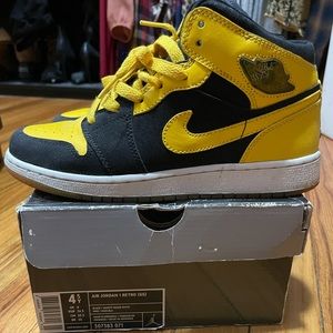 Nike air Jordan 1 mids new loves 4.5y